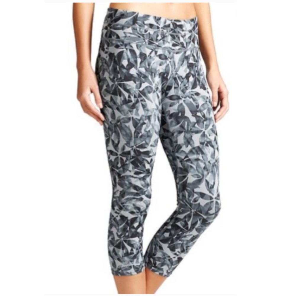 Athleta Tropicola Gray & Black Printed Capri XS